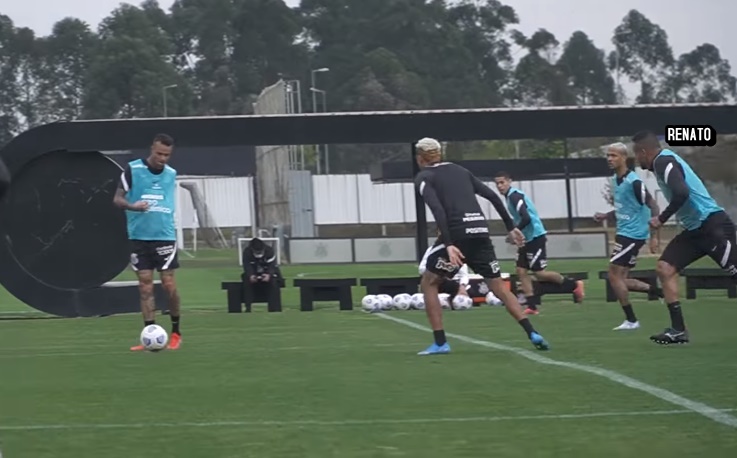 Renato Augusto e Luan tabelam em treino do Corinthians