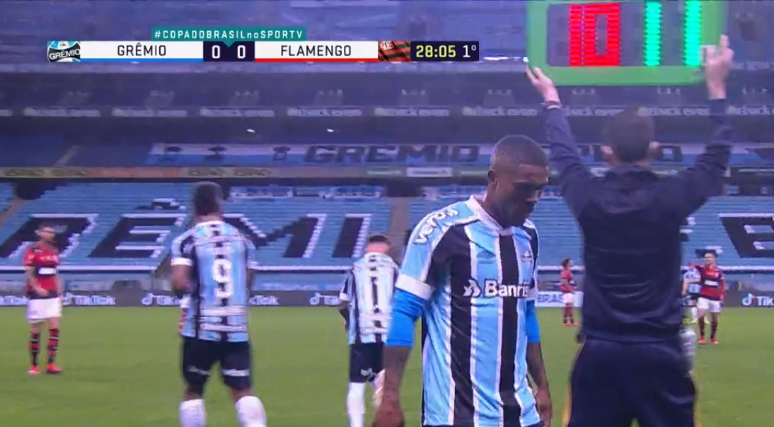 Douglas Costa não deve jogar contra o Corinthians