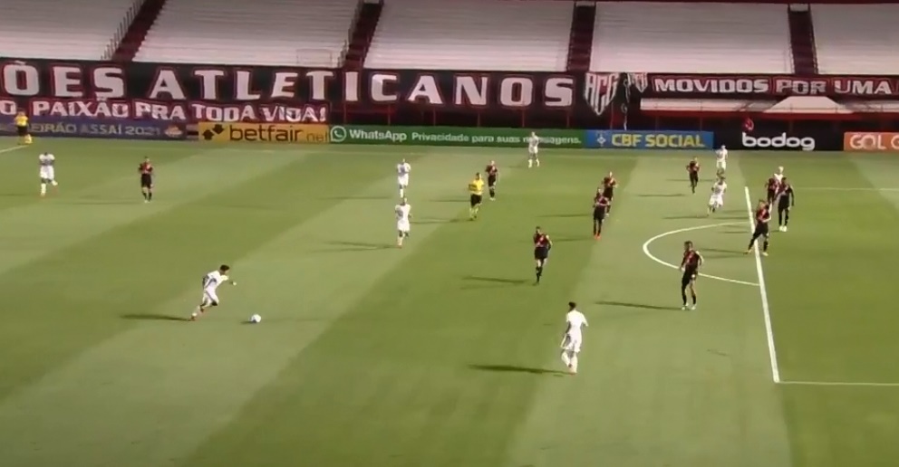 Fagner machuca contra o Atlético-GO