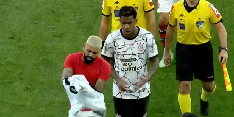 Gil irritado após discussão com Gabigol