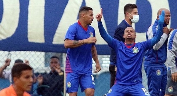Filho de Marcelinho faz golaço de falta