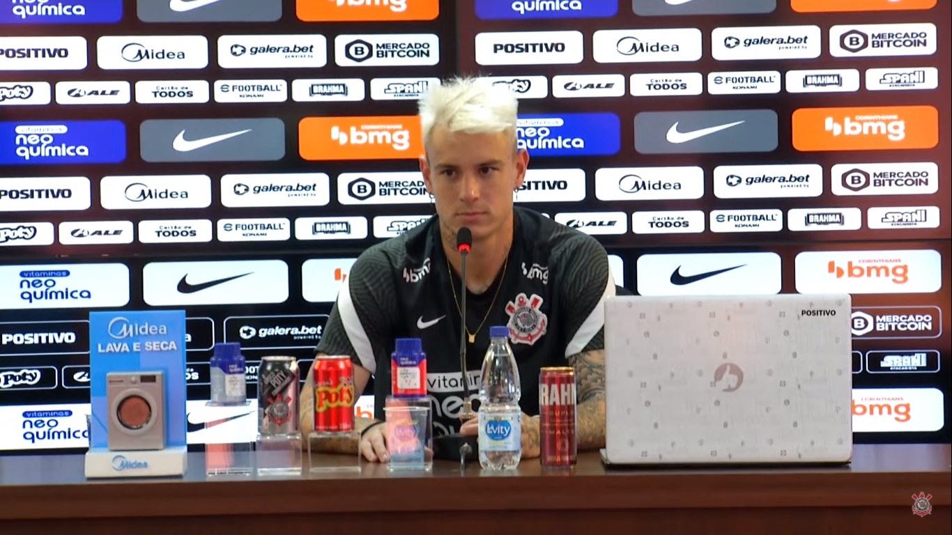 Roger Guedes se apresenta no Corinthians
