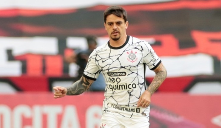 Fagner machuca contra o Athletico-PR
