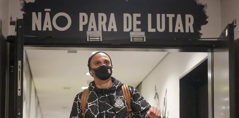 Fábio Santos e Caíque França podem sair do Corinthians