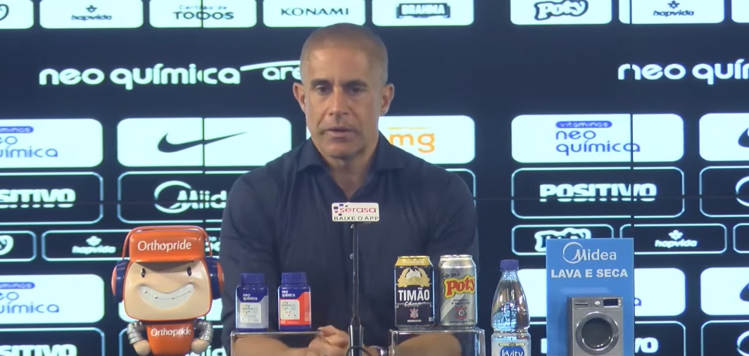Sylvinho cogita Luan ao lado de Giuliano e Renato Augusto