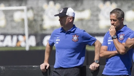 Fiel prefere Mano a Sylvinho