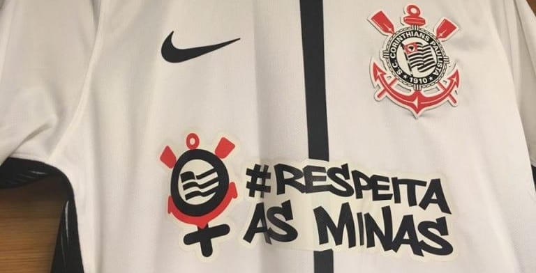 Jogadoras do Corinthians protestam durante estreia de Cuca; veja