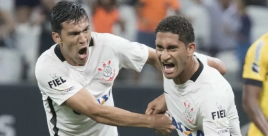 Zagueiro do Fla posta com a camisa do Corinthians e gera polêmica; torcida não perdoa!