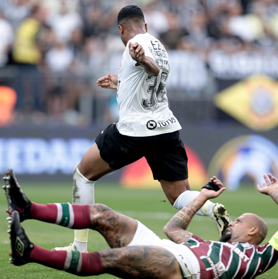 Felipe Melo no chão para o Wesley
