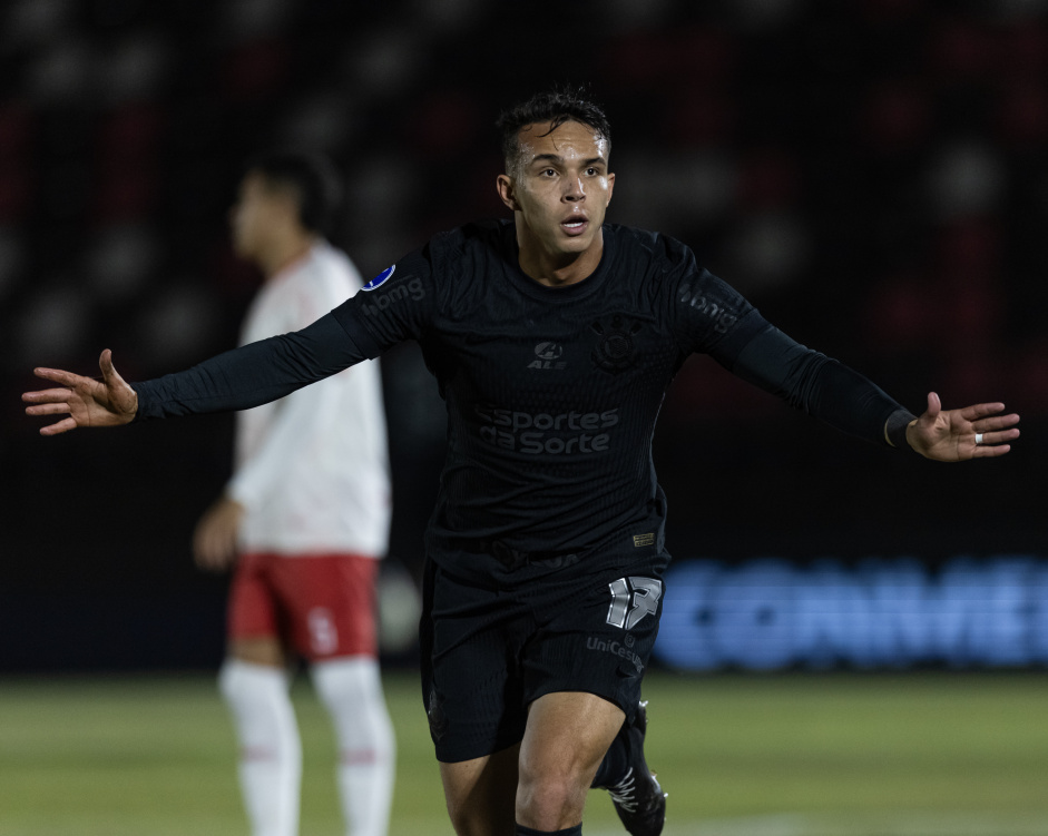 Giovane comemora gol pelo Corinthians