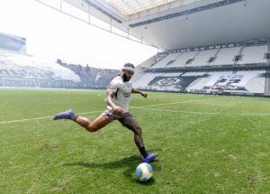 Memphis Depay faz golaço em treino do Corinthians