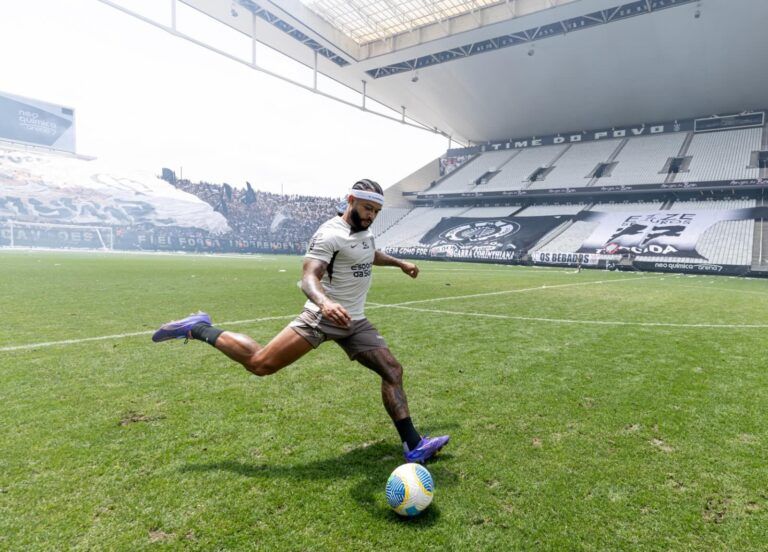 Memphis Depay faz golaço em treino do Corinthians