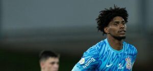 Hugo Souza eleito melhor goleiro de outubro no Brasileirão 2024