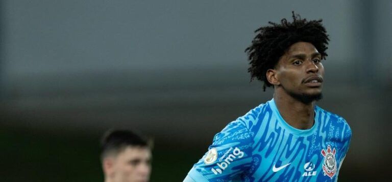 Hugo Souza eleito melhor goleiro de outubro no Brasileirão 2024