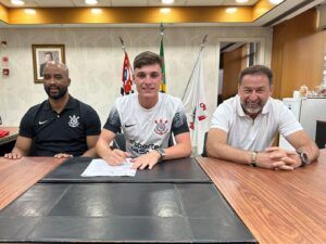 Bidon renova com o Corinthians