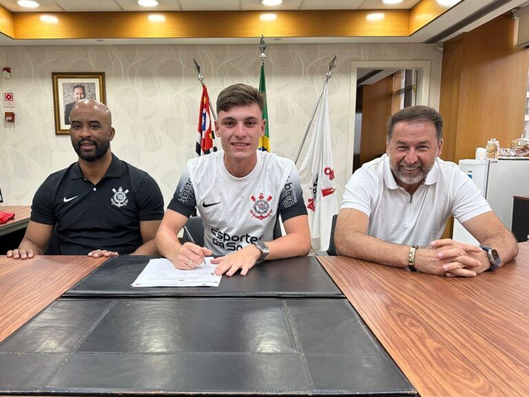 Bidon renova com o Corinthians