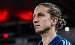 Filipe Luis elogia gramado do Corinthians