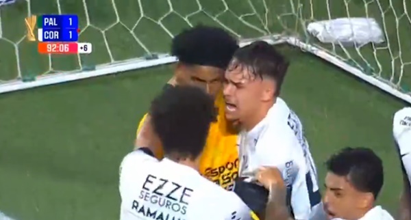 Hugo Souza reclama da defesa do Corinthians