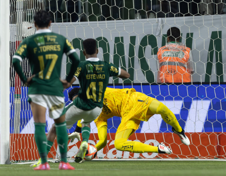 Hugo Souza elogia Estevão