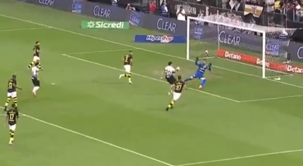 Pedro Raul perde gol pelo Corinthians