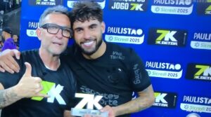 Neto entrega troféu para Yuri Alberto