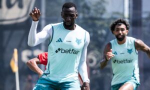 Bolasie publica para gol de Yuri Alberto