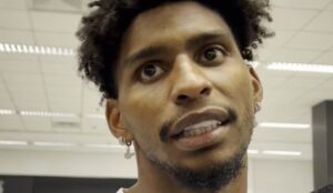 Hugo Souza rebate Abel Ferreira