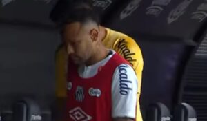 Neymar bravo com gol de Garro do Corinthians