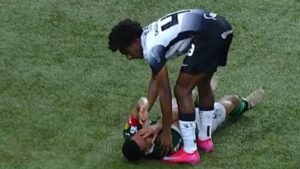 Murilo reclama de cotovelada de Talles Magno