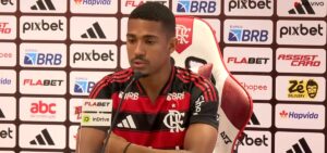 Samuel Lino cita Memphis em coletiva do Flamengo