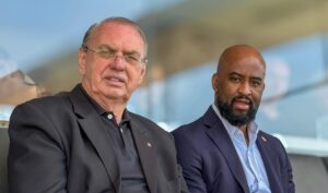 Fabinho Soldado conversa com baladeiros no Corinthians