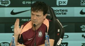 Fernando Diniz comenta expulsão de André e grande partida de Raniele Foto: Reprodução